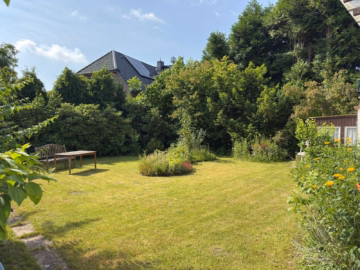 Gartenausschnitt - Solides Zweifamilienhaus mit Keller auf einem herrlich eingewachsenen Grundstück in Dedensen