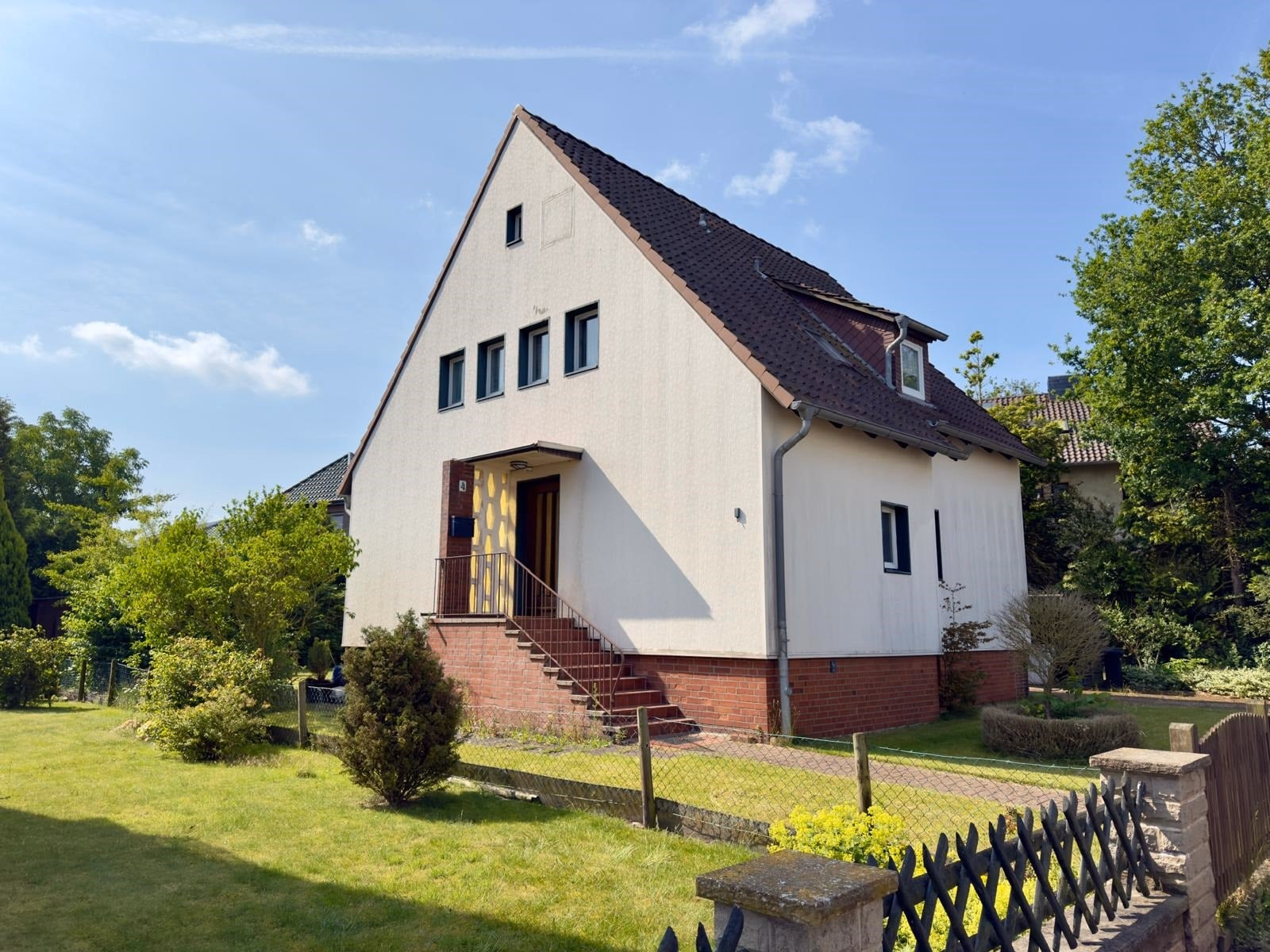 Solides Zweifamilienhaus mit Keller auf einem herrlich eingewachsenen Grundstück in Dedensen, 30926 Seelze, Zweifamilienhaus