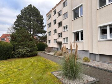 Straßenansicht - Burgdorf-Süd: 4-Zimmer-Wohnung mit guter Raumaufteilung