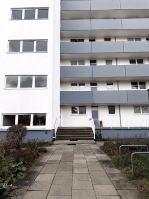 Außenansicht - Gepflegte 3-Zimmer-Wohnung mit Loggia und tollem Ausblick ins Landschaftsschutzgebiet