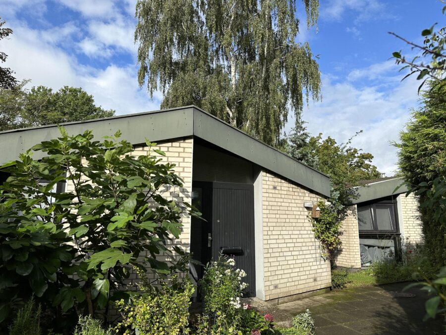 Außenansicht - Renovierungsbedürftige Eigentumswohnung mit Terrasse im Bungalowstil