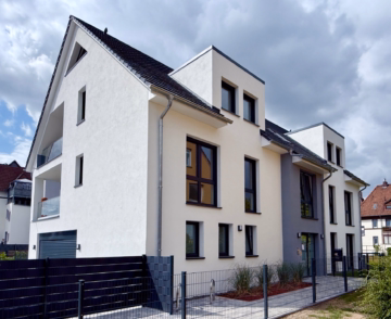 Hausansicht - Seelze-Stadtkern: Neue 4-Zi.-Maisonette-ETW mit Fahrstuhl und Balkon im puristischen Wohnstil