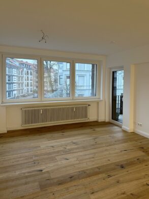 Wohnzimmer - Vermietung: Sanierte 3-Zimmer-Wohnung mit Loggia