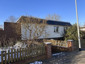 Straßenansicht - Kleiner Bungalow in idyllischer Lage von Uetze-Dollbergen