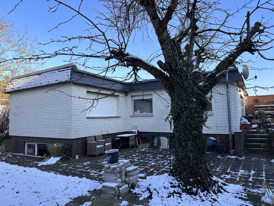 Ansicht Rückseite - Kleiner Bungalow in idyllischer Lage von Uetze-Dollbergen