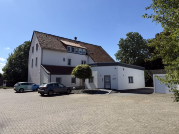Büro- und Wohnhaus - Selbstnutzung und/oder Kapitalanlage: Gewerbe und Wohnen auf großem Grundstück in Giesen, OT Hasede