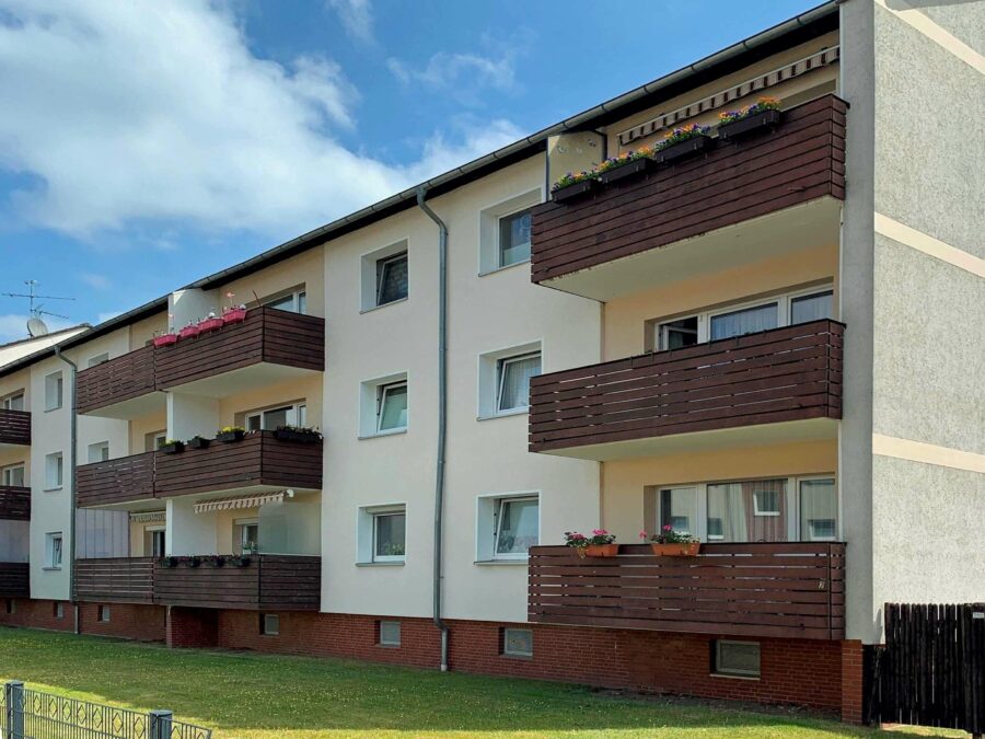Vermietete 3-Zi.-Eigentumswohnung mit Balkon in zentraler Wohnlage von Seelze OT Lohnde - Rückansicht