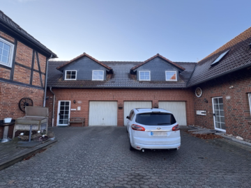 Ansicht Garagen - Uetze/ Dedenhausen: Mehrfamilienhaus mit 5 Wohneinheiten in ruhiger Wohnlage