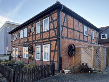Uetze/ Dedenhausen: Mehrfamilienhaus mit 5 Wohneinheiten in ruhiger Wohnlage, 31311 Uetze, Mehrfamilienhaus