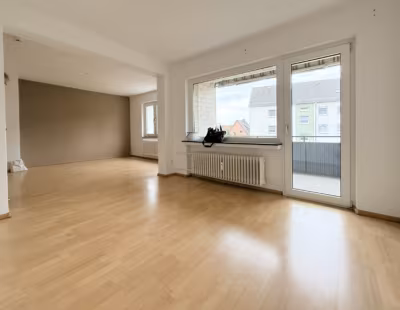 Wohnzimmer mit geöffnetem Esszimmer