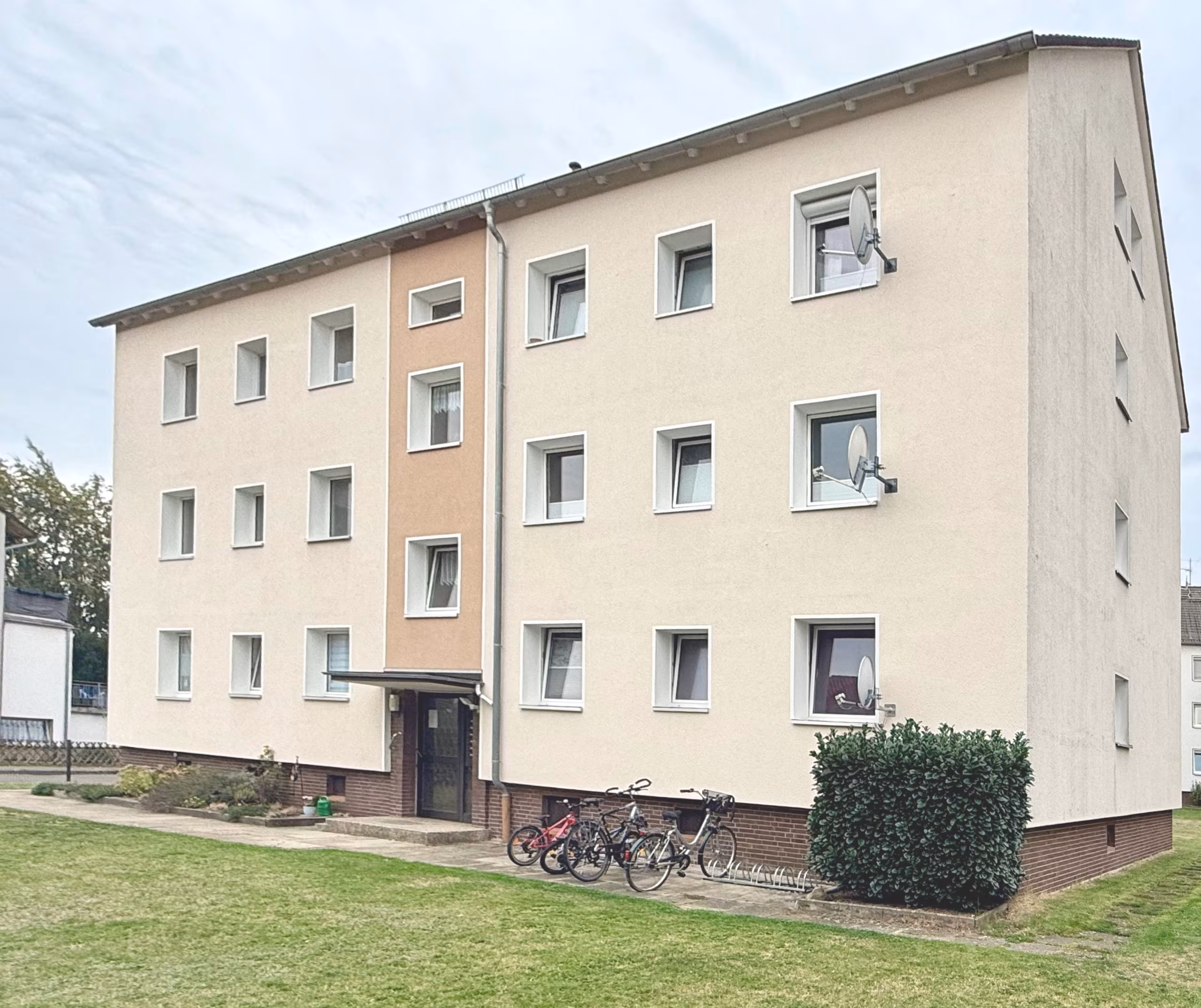 Gut geschnittene 3,5-Zi.-ETW mit 2 Balkonen im 1. OG eines 6-FH in guter Kernlage in Seelze-Stadt, 30926 Seelze, Etagenwohnung