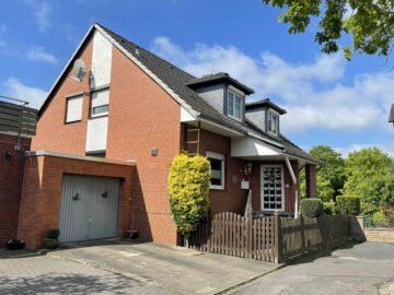 Hausansicht nebst Garage - Klassisches Zweifamilienhaus mit 6 Zimmern, Vollkeller und Garage