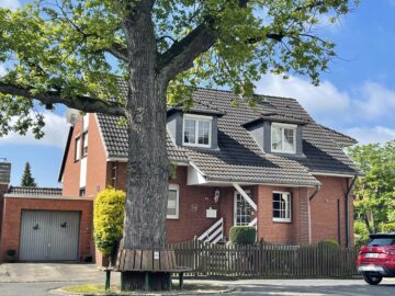 Hausansicht - Klassisches Zweifamilienhaus mit 6 Zimmern, Vollkeller und Garage