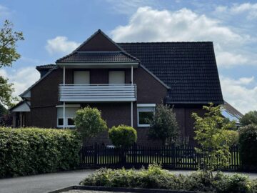 Hausansicht mit Balkon - Klassisches Zweifamilienhaus mit 6 Zimmern, Vollkeller und Garage