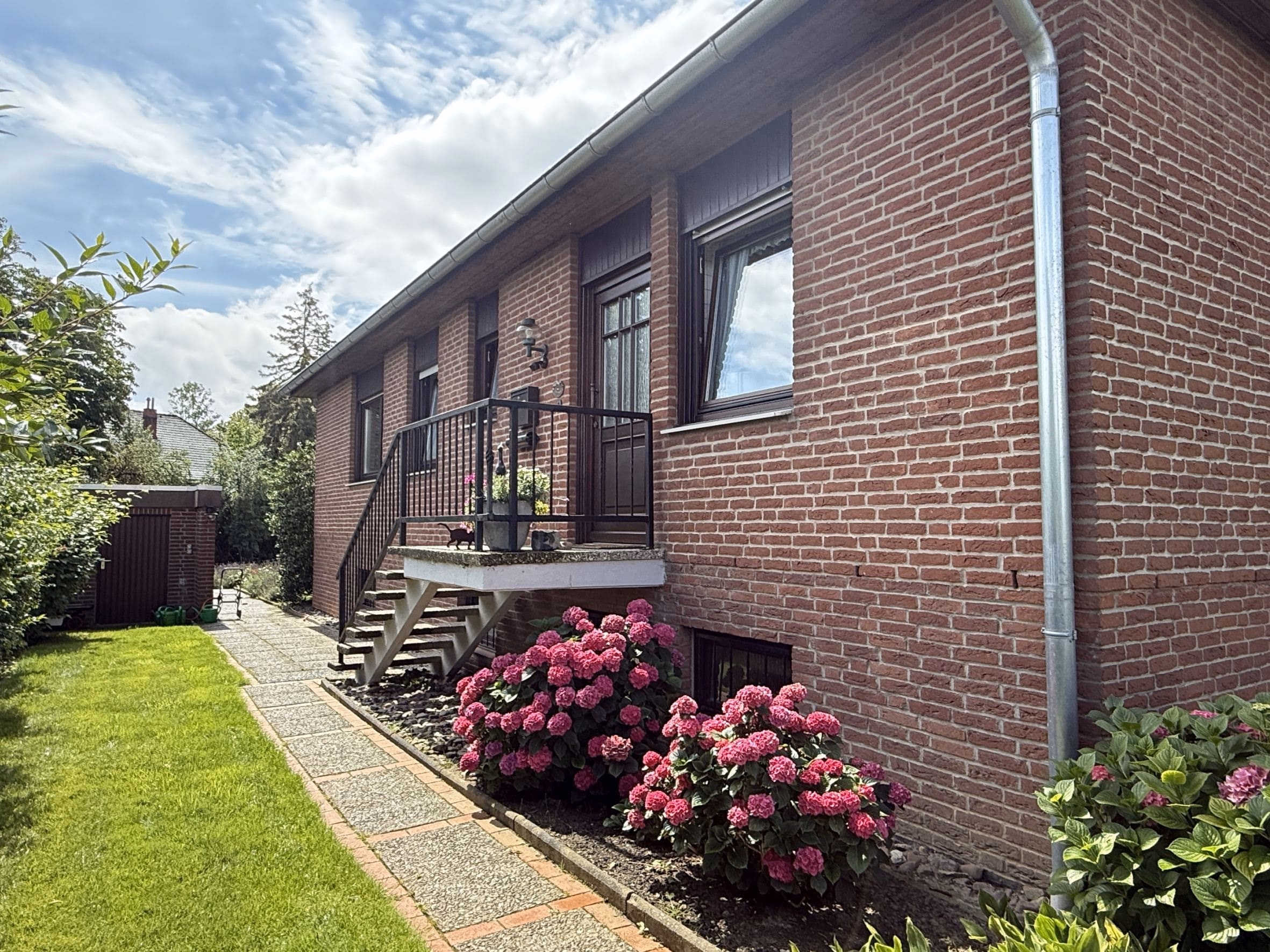 Gepflegter Winkelbungalow mit Kamin, Sauna, Vollkeller und Garage, 30890 Barsinghausen, Bungalow