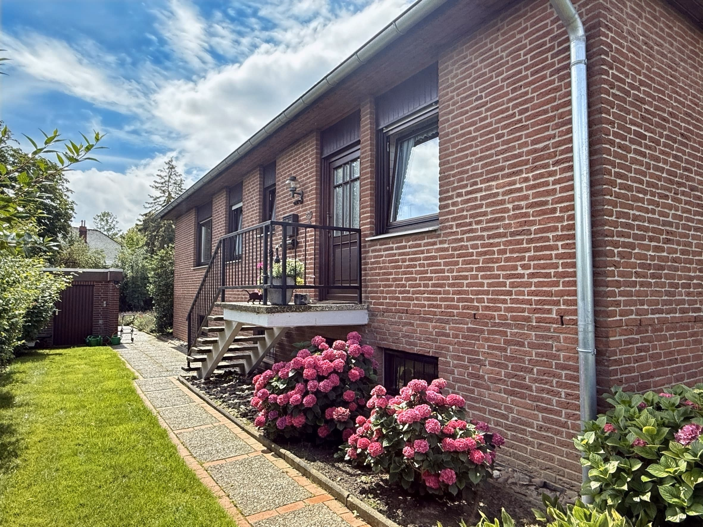Gepflegter Winkelbungalow mit Kamin, Sauna, Vollkeller und Garage, 30890 Barsinghausen, Bungalow