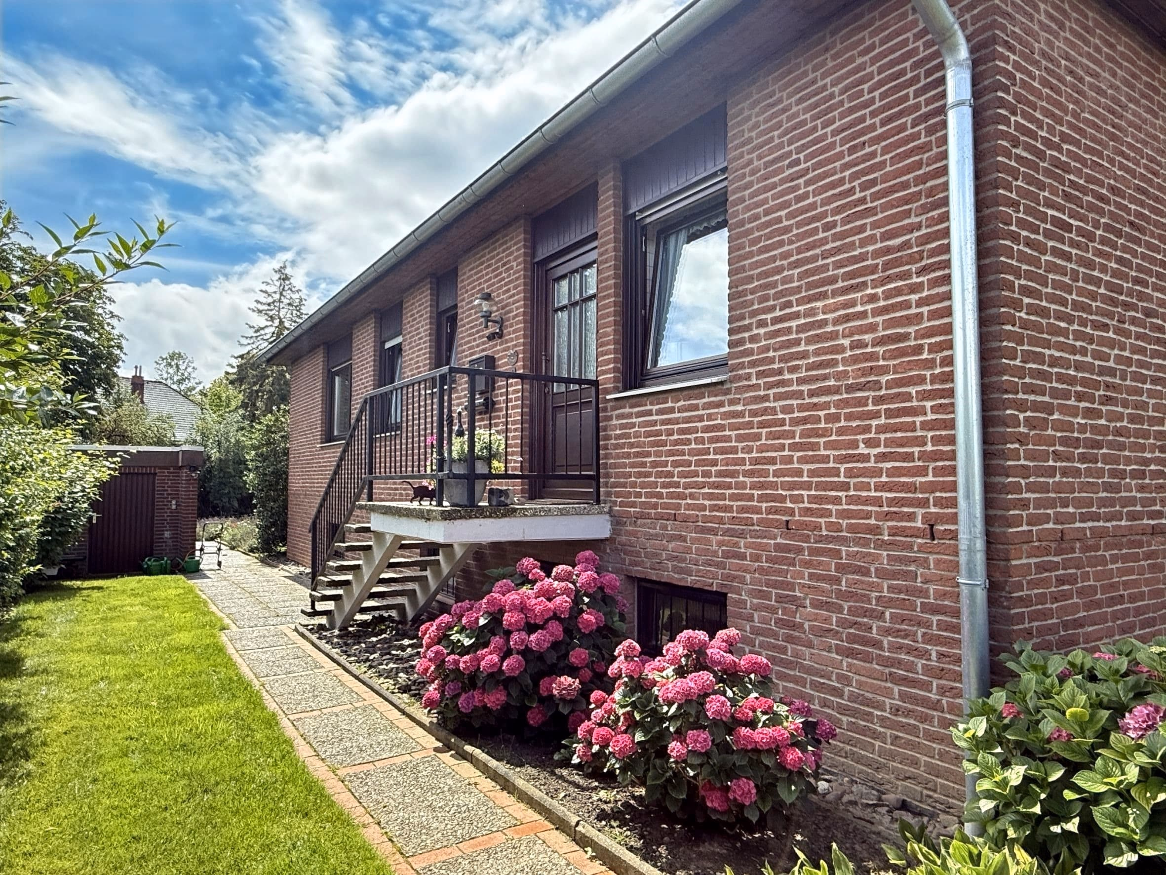 Gepflegter Winkelbungalow mit Kamin, Sauna, Vollkeller und Garage, 30890 Barsinghausen, Bungalow