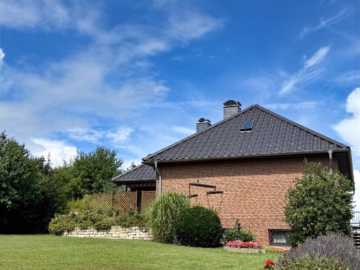Hausansicht - Gepflegter Winkelbungalow mit Kamin, Sauna, Vollkeller und Garage