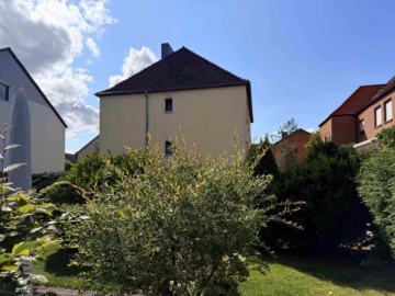 Rückansicht - Celle: Charmantes Zweifamilienhaus mit großem Grundstück
