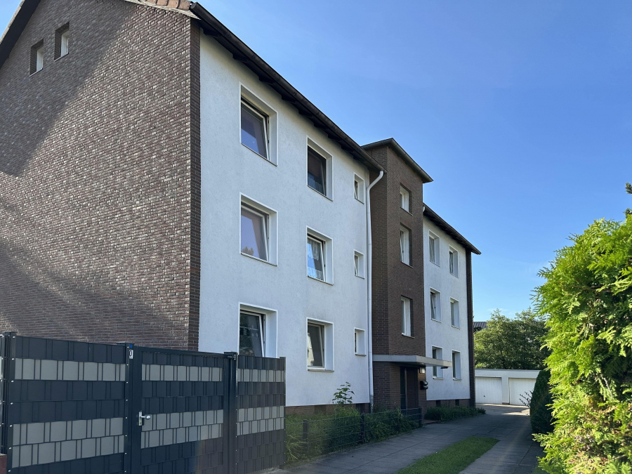 Außenansicht - Geräumige 3-Zimmer-Wohnung mit Balkon und Garage