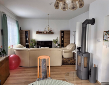 Wohnzimmer - Sarstedt: Neuwertige KFW 55-Wohnung im EG mit Terrasse und Keller