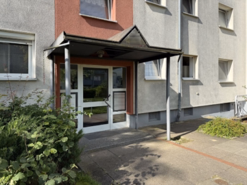 Eingangsbereich - 3-Zimmer-Erdgeschosswohnung mit Terrasse und Garage