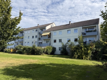 Rückansicht - 3-Zimmer-Erdgeschosswohnung mit Terrasse und Garage