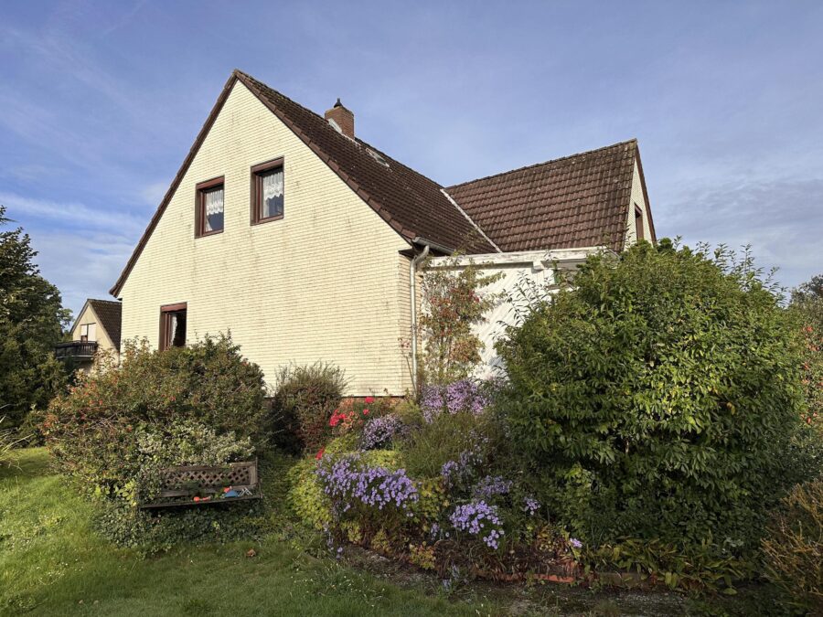 Gartenansicht - Einfamilienhaus auf herrlichem Grundstück mit Blick über die Felder