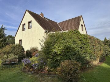 Gartenansicht - Einfamilienhaus auf herrlichem Grundstück mit Blick über die Felder