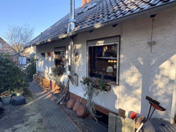 Seitenansicht - Burgdorf/ Ehlershausen: Kleines Einfamilienhaus auf einem herrlichen Grundstück