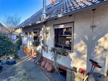 Seitenansicht - Burgdorf/ Ehlershausen: Kleines Einfamilienhaus auf einem herrlichen Grundstück