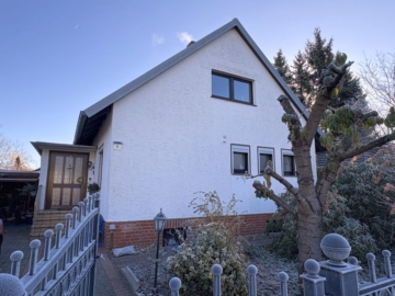 Ansicht von der Straße aus - Burgdorf/ Ehlershausen: Kleines Einfamilienhaus auf einem herrlichen Grundstück