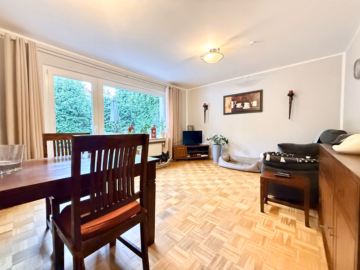 Wohnzimmer mit Zugang zur Terrasse und Garten - Schickes EFH mit Wohnkeller u. guten Energiewerten – ideal für 4-5 Personen in Seelze – Krumme Masch