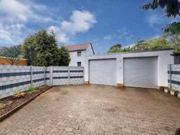 Zufahrt zum Haus mit 3 Garagen - Schickes EFH mit Wohnkeller u. guten Energiewerten – ideal für 4-5 Personen in Seelze – Krumme Masch