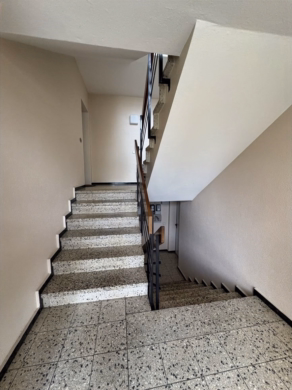 Treppenhaus - Ehlershausen: Renovierungsbedürftige Erdgeschosswohnung in ruhiger Lage