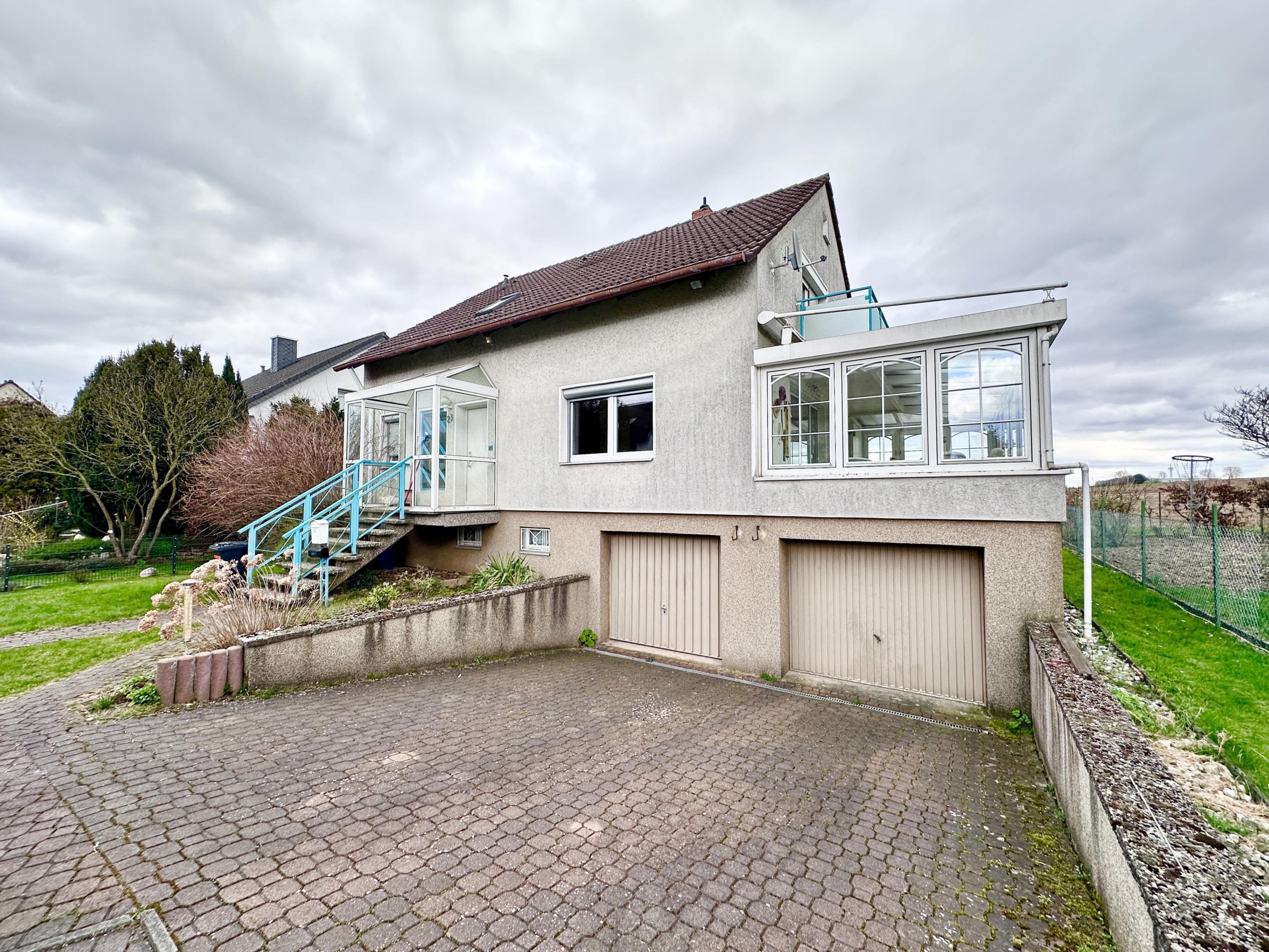 Solides Wohnhaus mit Keller und Doppelgarage in guter und ruhiger Feldrandlage in Seelze-Harenberg, 30926 Seelze, Einfamilienhaus