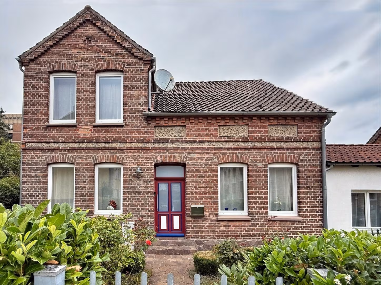 Zweifamilienhaus mit großem Grundstück in Celle-Neuenhäusen, 29221 Celle, Zweifamilienhaus