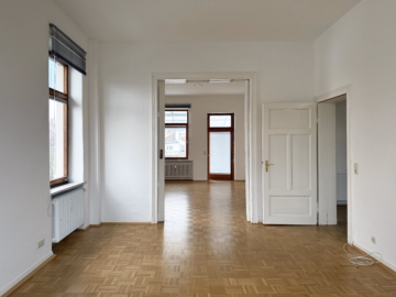 Wohnzimmer - Gemütliche 4,5-Zimmer-Wohnung mit großem Balkon in Bahnhofsnähe