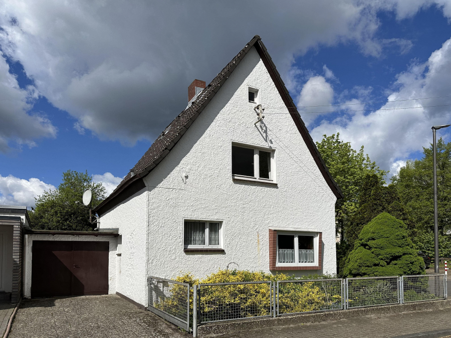 Sanierungsbedürftiges Einfamilienhaus mit Garten und Garage 1 Außenanischt - Sanierungsbedürftiges Einfamilienhaus mit Garten und Garage