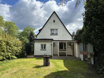 Außenansicht - Sanierungsbedürftiges Einfamilienhaus mit Garten und Garage