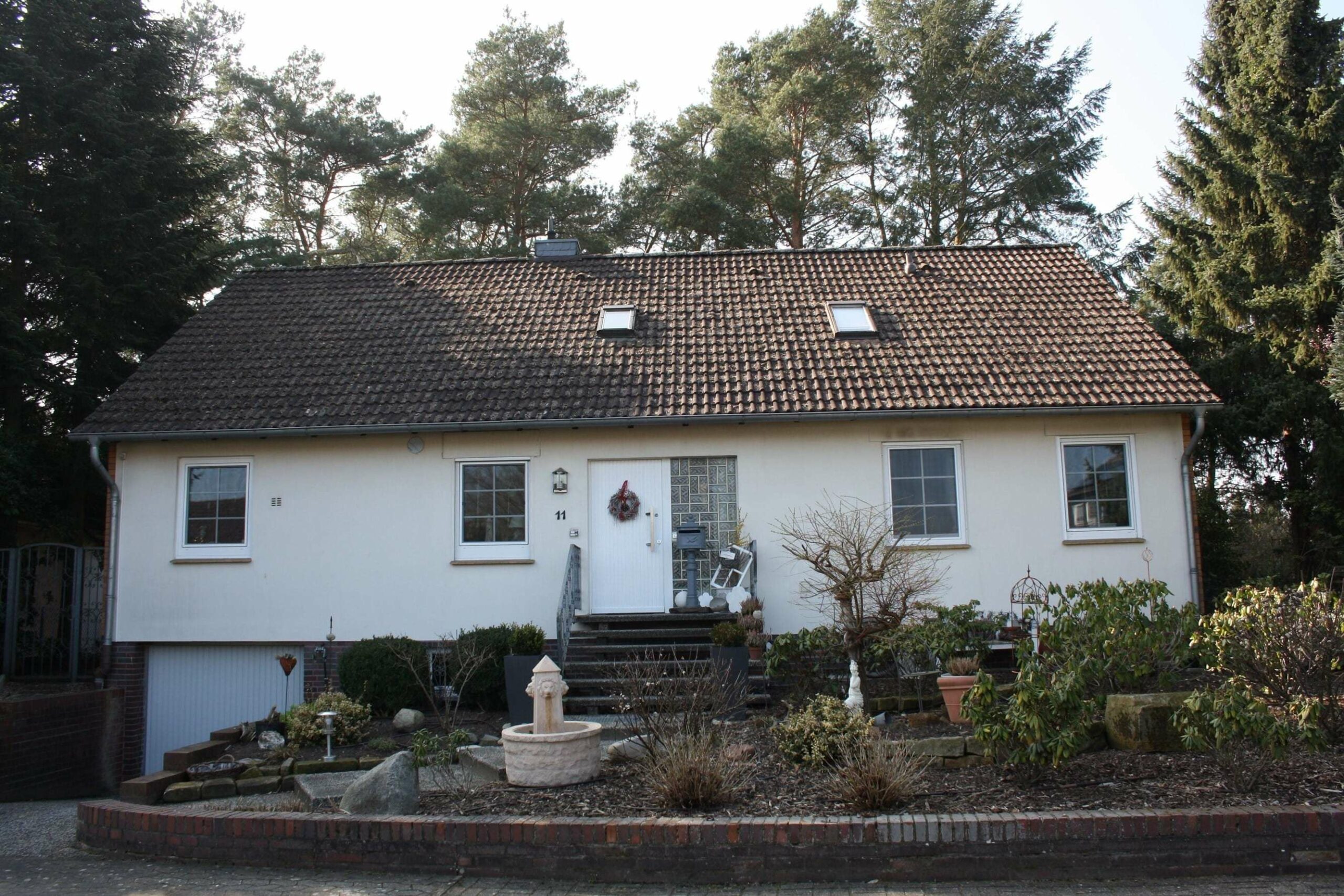 Saniertes Einfamilienhaus mit Einliegerwohnung auf Traumgrundstück, 29313 Hambühren, Einfamilienhaus