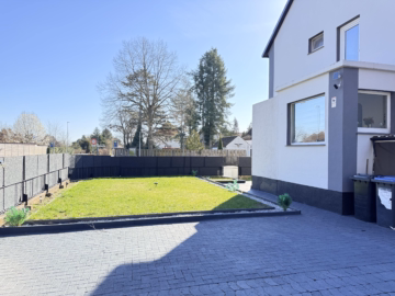 Hofeinfahrt und Vorgarten - Modernisierte DHH mit Wohnkeller auf familienfreundlichem Grundstück zwischen Gümmer und Dedensen