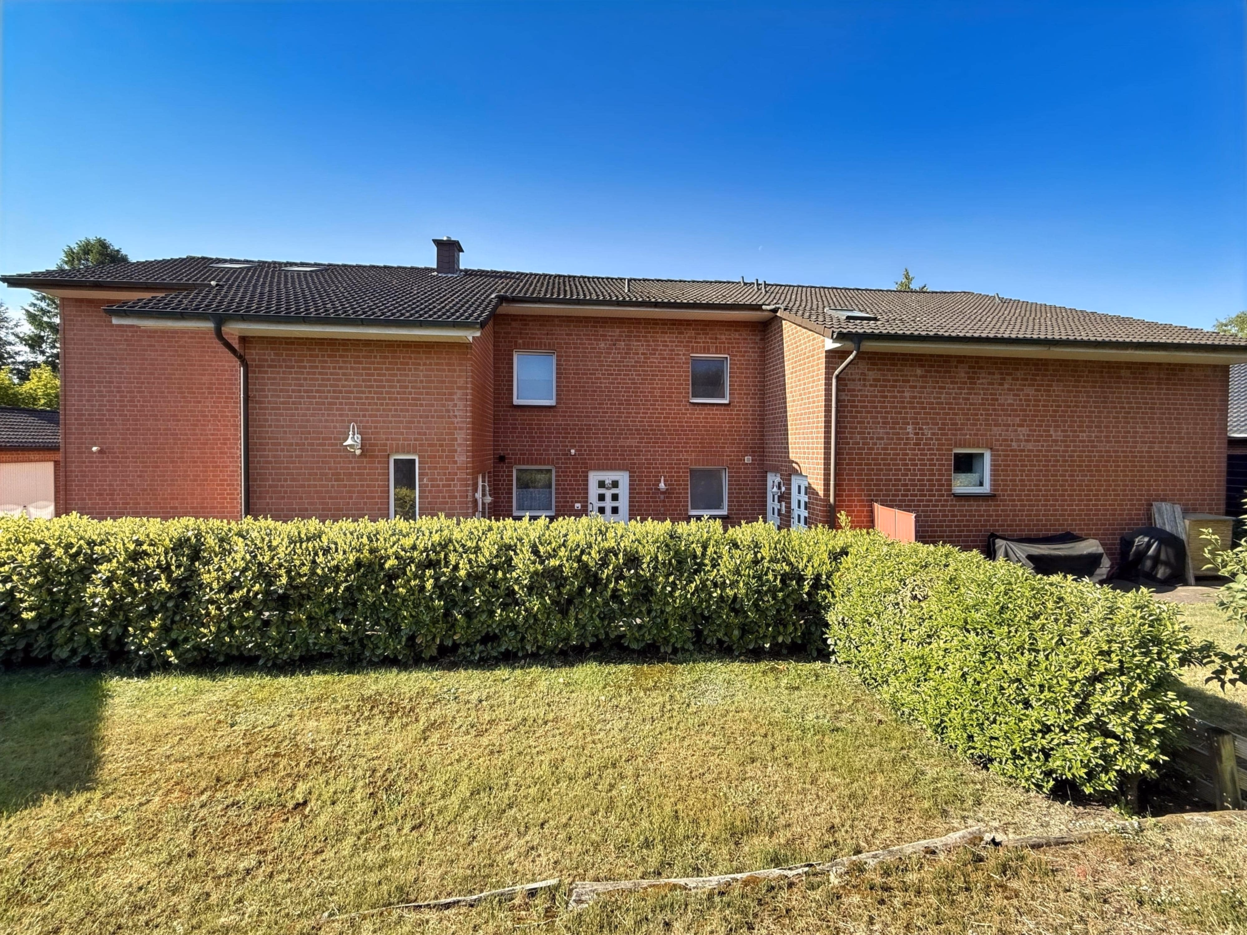 Attraktive Kapitalanlage in Hambühren: Mehrfamilienhaus mit 6 Wohneinheiten und 8 Garagen, 29313 Hambühren, Mehrfamilienhaus