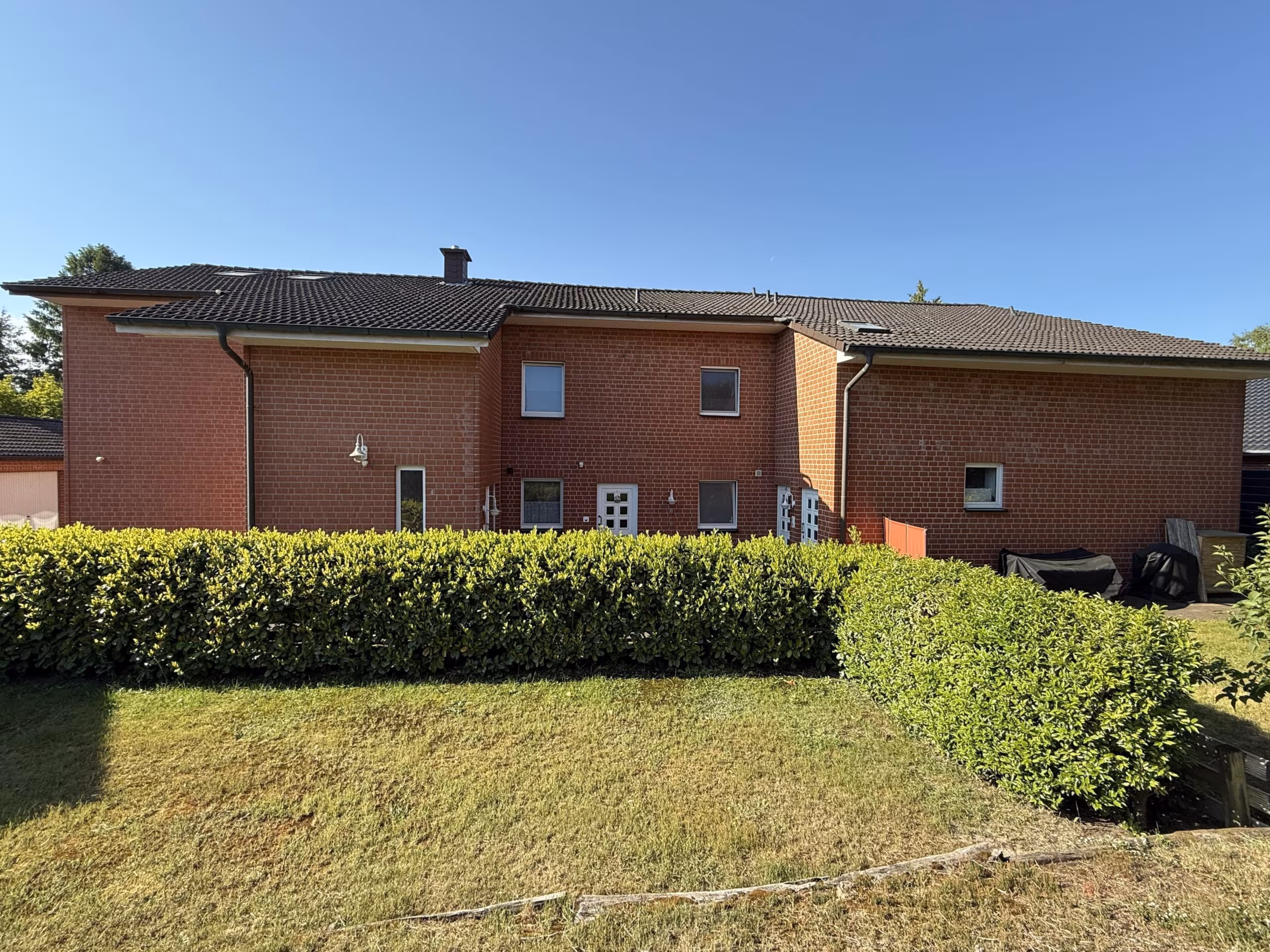 Attraktive Kapitalanlage in Hambühren: Mehrfamilienhaus mit 6 Wohneinheiten und 8 Garagen, 29313 Hambühren, Mehrfamilienhaus