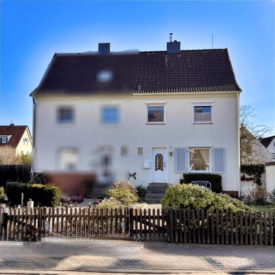 Frontansicht - Celle-Neuenhäusen: Modernisierungsbedürftige DHH mit Keller und Garage auf sonnigem Grundstück