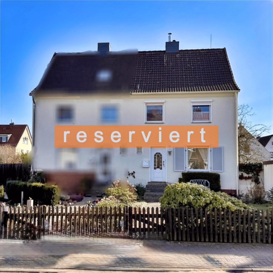 Frontansicht - Celle-Neuenhäusen: Modernisierungsbedürftige DHH mit Keller und Garage auf sonnigem Grundstück