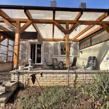 Terrasse - Celle-Neuenhäusen: Modernisierungsbedürftige DHH mit Keller und Garage auf sonnigem Grundstück