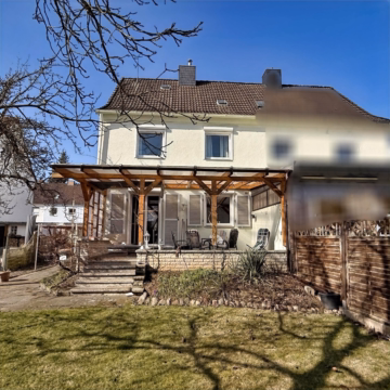 Rückseite - Celle-Neuenhäusen: Modernisierungsbedürftige DHH mit Keller und Garage auf sonnigem Grundstück