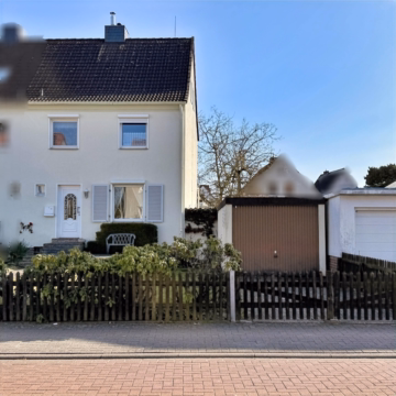 Frontansicht mit Garage - Celle-Neuenhäusen: Modernisierungsbedürftige DHH mit Keller und Garage auf sonnigem Grundstück