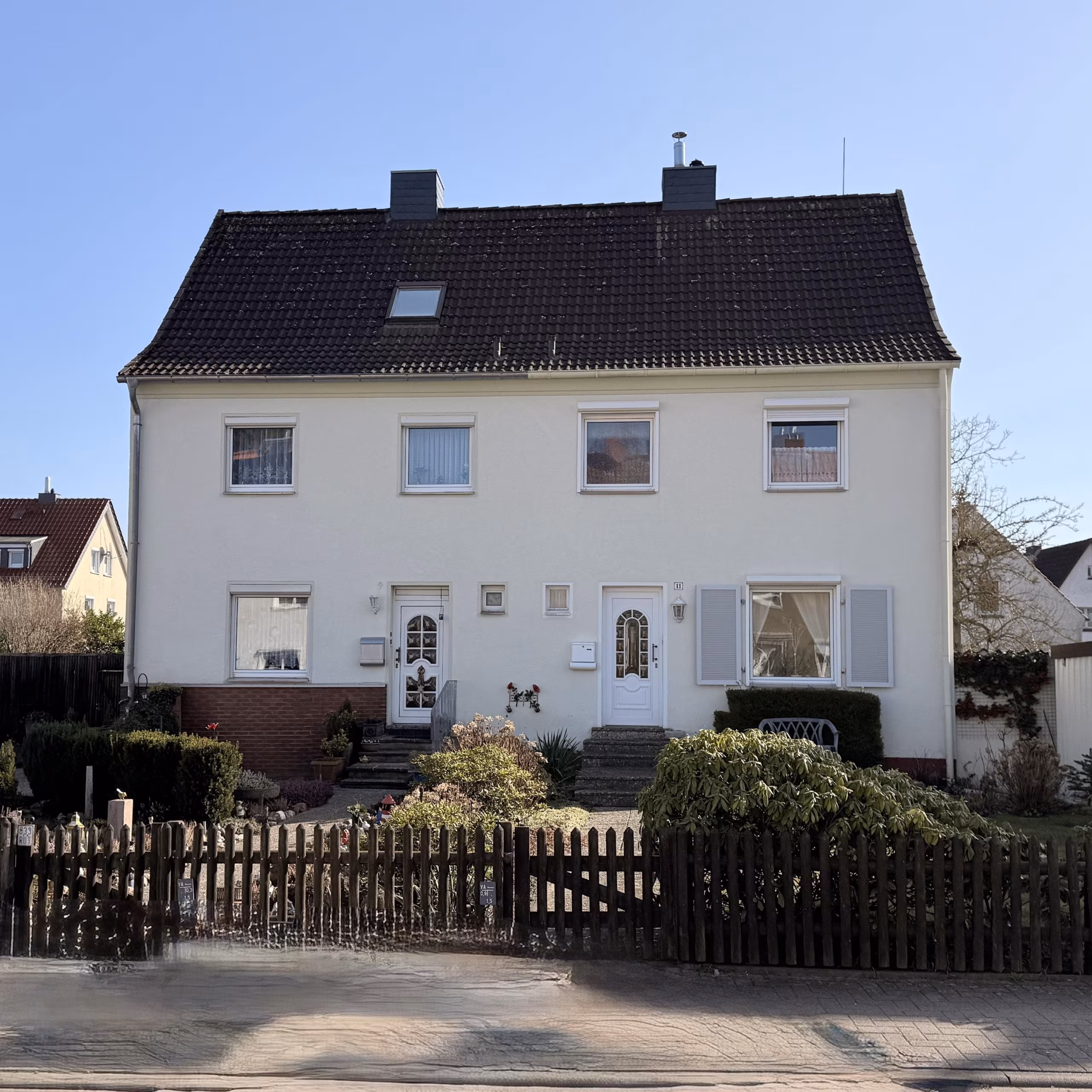 Celle-Neuenhäusen: Modernisierungsbedürftige DHH mit Keller und Garage auf sonnigem Grundstück, 29221 Celle, Doppelhaushälfte